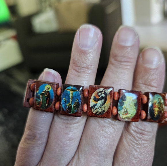 Catholic wooden Saints elastic bracelets. Beautiful colors of Saints depicted. - Picture 2 of 4